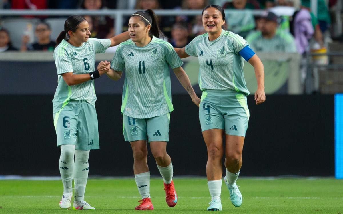 Alice Soto(i), Jacqueline Ovalle (c) y Rebeca Bernal de México celebran un gol este martes, en un partido amistoso entre las selecciones femeninas de México y Jamaica en el estadio Shell Energy en Houston (EE.UU.). EFE/ Carlos Ramírez