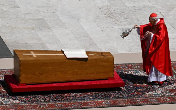 El entierro del papa Francisco se produjo ante el camarlengo y sus familiares