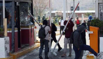 Video | Destrozan normalistas caseta de peaje en Autopista del Sol tras asesinato de Suástegui