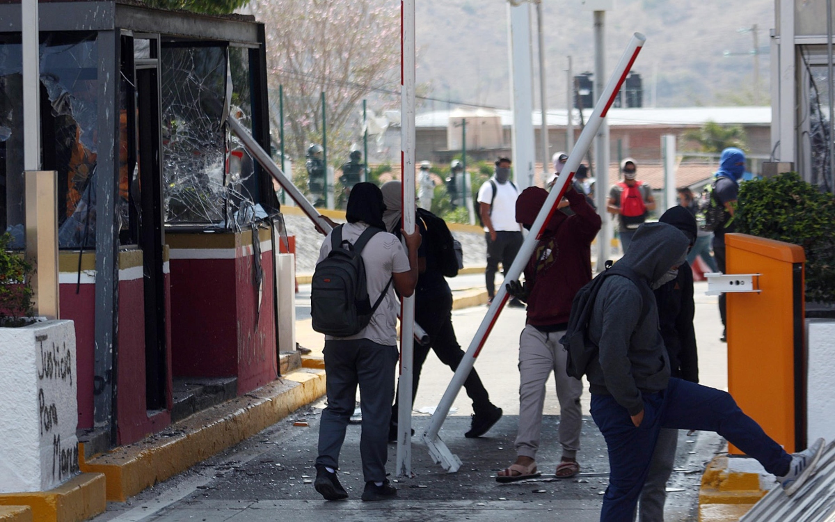 Video | Destrozan normalistas caseta de peaje en Autopista del Sol tras asesinato de Suástegui