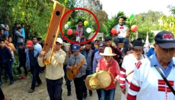Alcalde en Chiapas pide que lo carguen en hombros para autorizar obra