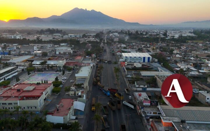 Bloqueos en Tepic por detención de cañero afectan a vuelos y viajes