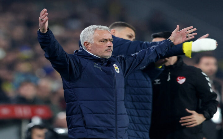 Así chocaron Jose Mourinho y Okan Buruk en Turquía | Video