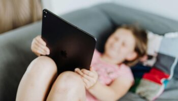 Uso celulares y tabletas duplica el número de menores con miopía: oftalmólogo