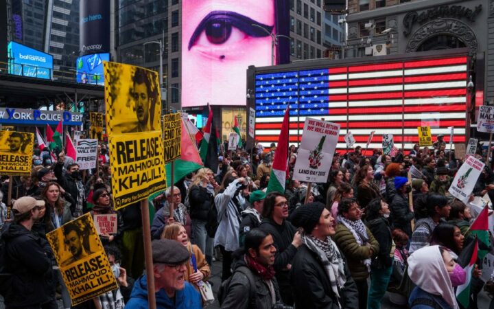 Autoridades de EU arrestan en domicilios a propalistinos que protestaron en Universidad de Michigan, según ONG's Autoridades de EU arrestan en domicilios a propalistinos que protestaron en Universidad de Michigan, según ONG's