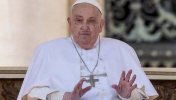 El papa Francisco reaparece en su convalecencia ante los fieles de la plaza de San Pedro