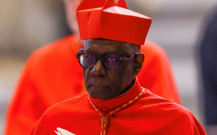 Quién es Robert Sarah, opositor de Francisco y aspirante a ser el primer papa negro