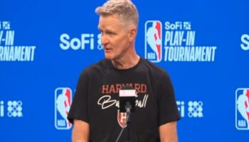 Steve Kerr arremete contra Donald Trump por Harvard | Video