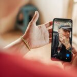 Leidys Trejo Solórzano muestra en su teléfono una foto de su hermano, Leonardo José Colmenares Solórzano. (Foto: Crédito:Adriana Loureiro Fernández para ProPublica y The Texas Tribune)