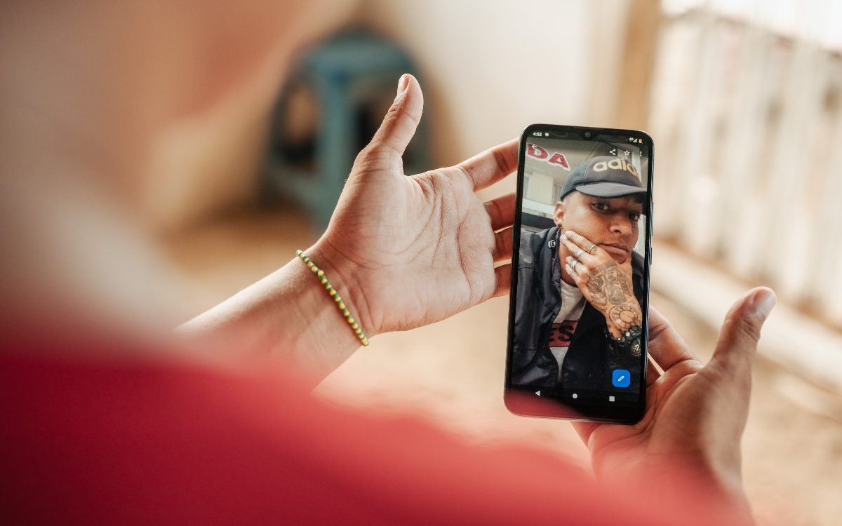 Leidys Trejo Solórzano muestra en su teléfono una foto de su hermano, Leonardo José Colmenares Solórzano. (Foto: Crédito:Adriana Loureiro Fernández para ProPublica y The Texas Tribune)