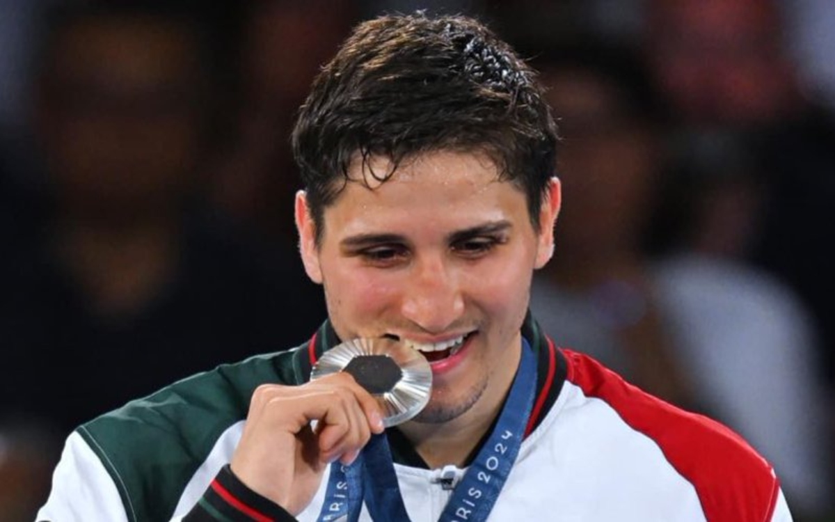 Boxeador mexicano que ganó plata en Juegos Olímpicos, debuta con nocaut como profesional Boxeador mexicano que ganó plata en Juegos Olímpicos, debuta con nocaut como profesional