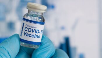 EU deja de recomendar la vacuna de covid-19 a niños y embarazadas
