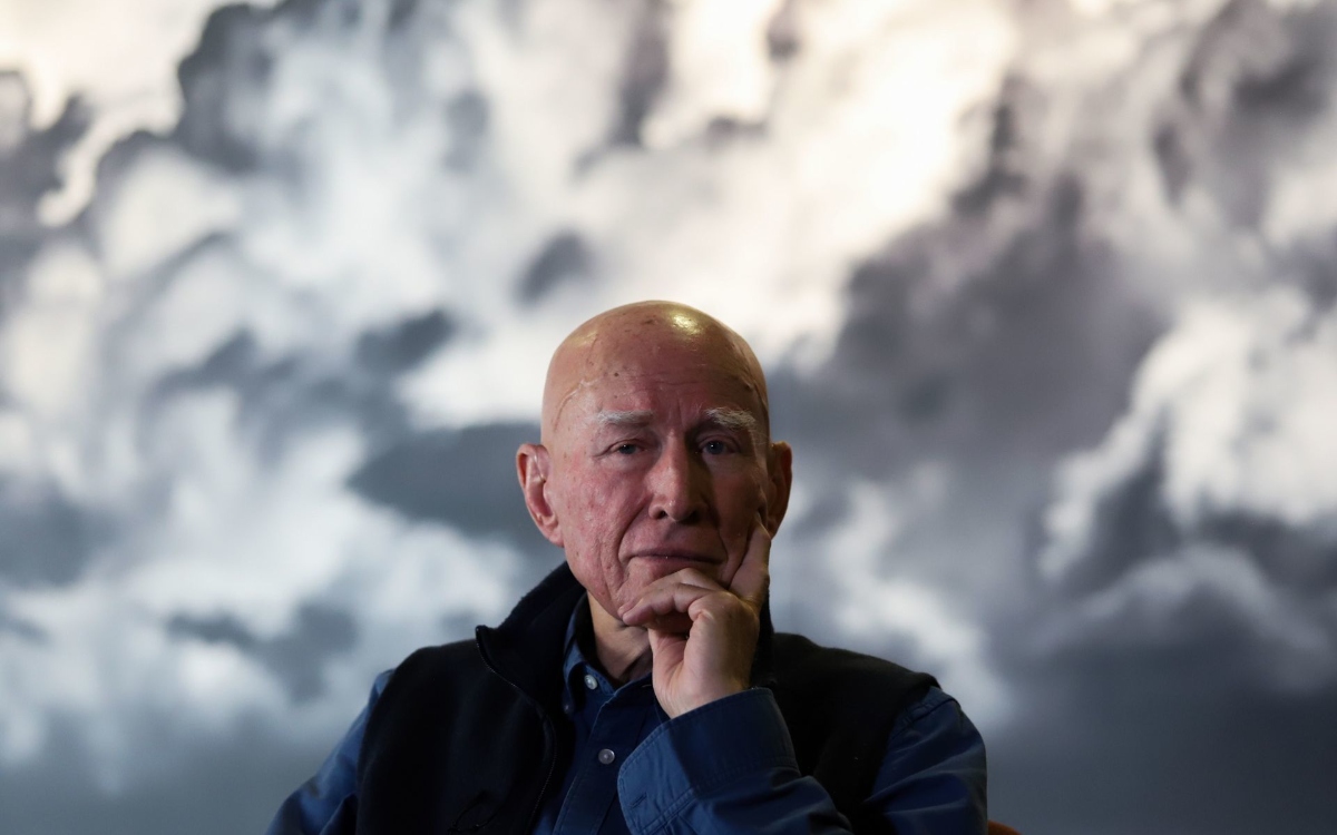 Sebastião Salgado, fotógrafo brasileño y activista de la selva amazónica, falleció este viernes a los 81 años, informó la Academia de Bellas Artes de Francia. Foto de archivo en la inauguración de su exposición Amazonia en el Museo Nacional de Antropología el 6 de febrero de 2025. FOTO: DANIEL AUGUSTO/ CUARTOSCURO.COM