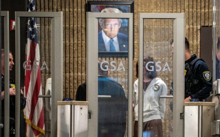 Gobierno de Trump, insatisfecho por bajo número de detenciones a migrantes: El 'zar de la frontera' de EU Gobierno de Trump, insatisfecho por bajo número de detenciones a migrantes: El 'zar de la frontera' de EU
