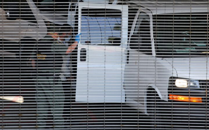 ICE detiene a migrantes en tribunales de EU y facilita las deportaciones aceleradas ICE detiene a migrantes en tribunales de EU y facilita las deportaciones aceleradas