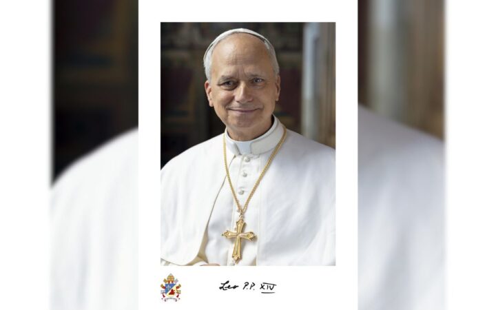 La foto oficial del papa León XIV: Con firma en latín y la cruz relicario La foto oficial del papa León XIV: Con firma en latín y la cruz relicario