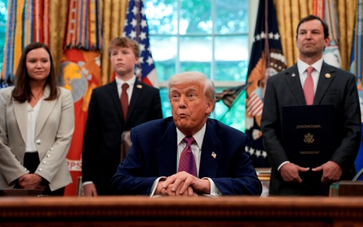 Trump ordena aumentar hasta a 20 mil el número de agentes migratorios para deportar extranjeros Trump ordena aumentar hasta a 20 mil el número de agentes migratorios para deportar extranjeros