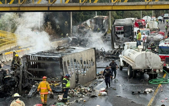 Choque múltiple e incendio de tractocamiones genera caos en la México-Toluca Choque múltiple e incendio de tractocamiones genera caos en la México-Toluca