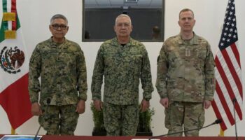 Defensa y Semar reciben en México a general del Comando Norte de EU
