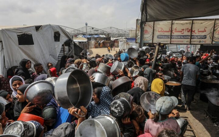 Gazatíes hambrientos saquean 77 camiones cargados de harina en la Franja Gazatíes hambrientos saquean 77 camiones cargados de harina en la Franja