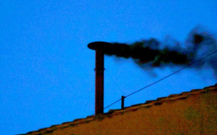Humo negro: no hay papa tras la primera votación del cónclave Humo negro: no hay papa tras la primera votación del cónclave