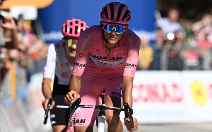 Isaac Del Toro hace sprint espectacular para defender la maglia rosa Isaac Del Toro hace sprint espectacular para defender la maglia rosa