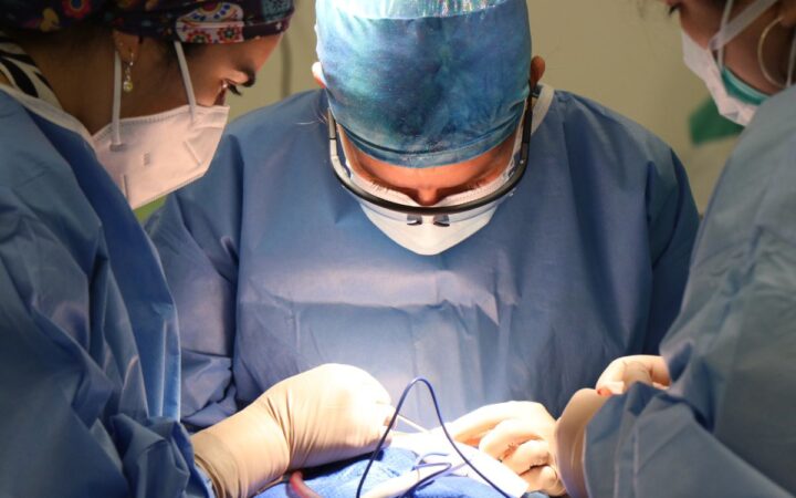 Cirujano francés es condenado por abusar sexualmente de casi 300 menores de edad