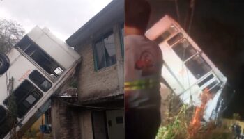 Edomex: Microbús se pasa la parada y cae sobre casa en Atizapán