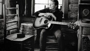 John Fogerty celebra haber recuperado los derechos de sus canciones y reinventa clásicos de los Creedence
