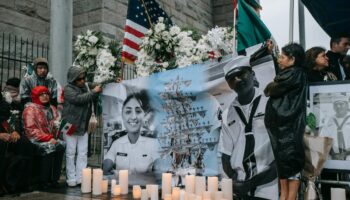 Nueva York recuerda a víctimas del Cuauhtémoc con mariachi