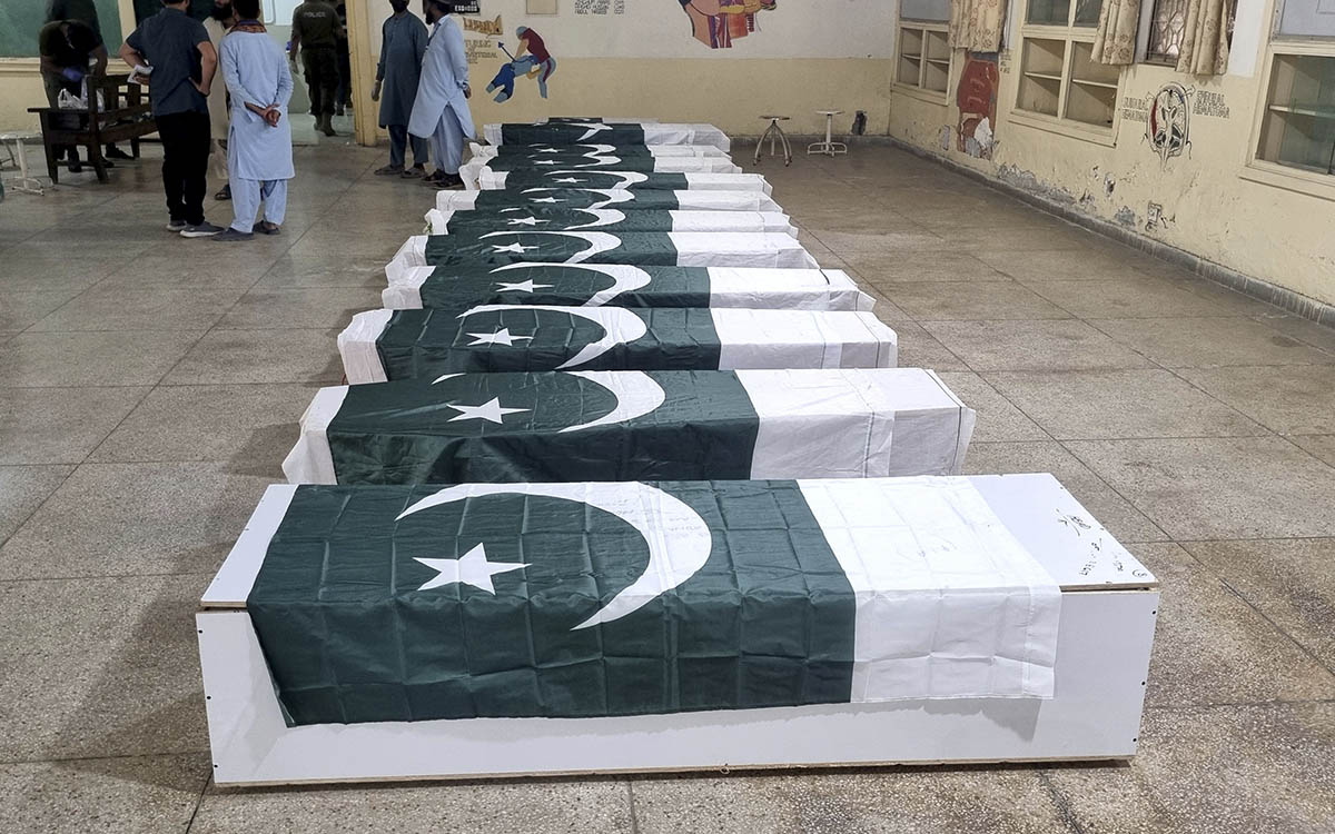 Pakistán autoriza responder a bombardeos de India; reporta 26 civiles muertos y 46 heridos