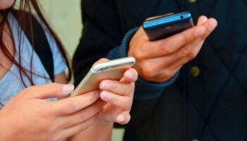 ¿Por qué la IA multiplica los patrones más adictivos y engañosos de internet, según los expertos?