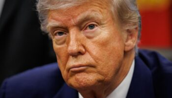 Trump dice que 'ojalá' tribunales le permitan continuar con expulsiones migrantes