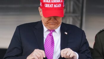 ¿Por qué le llaman 'TACO' a Trump en Wall Street tras 'rajarse' con los aranceles? Esquivel lo explica | Entérate