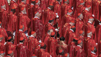 Los dos cardenales 'papables' acusados de encubrir abusos sexuales