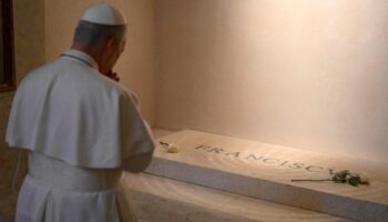 Video | León XIV visita  la tumba de Francisco
