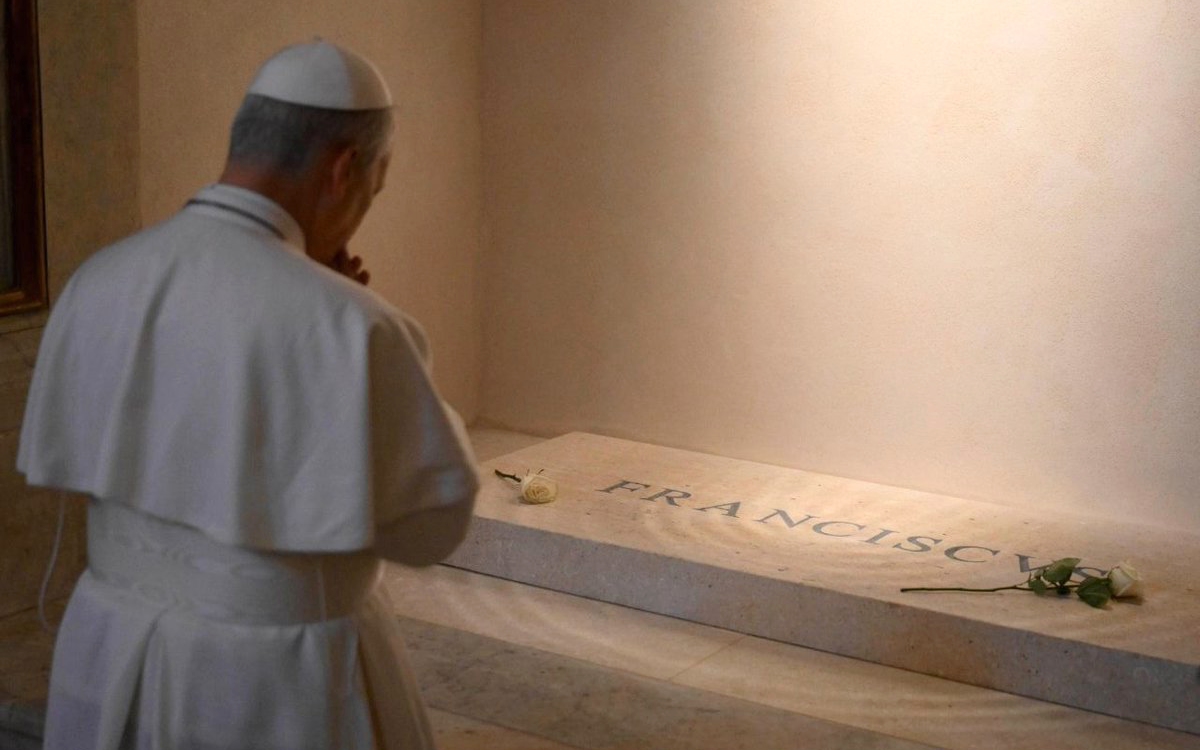 Video | León XIV visita la tumba de Francisco