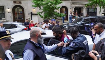 Videos | Policía entra a la Universidad de Columbia para 