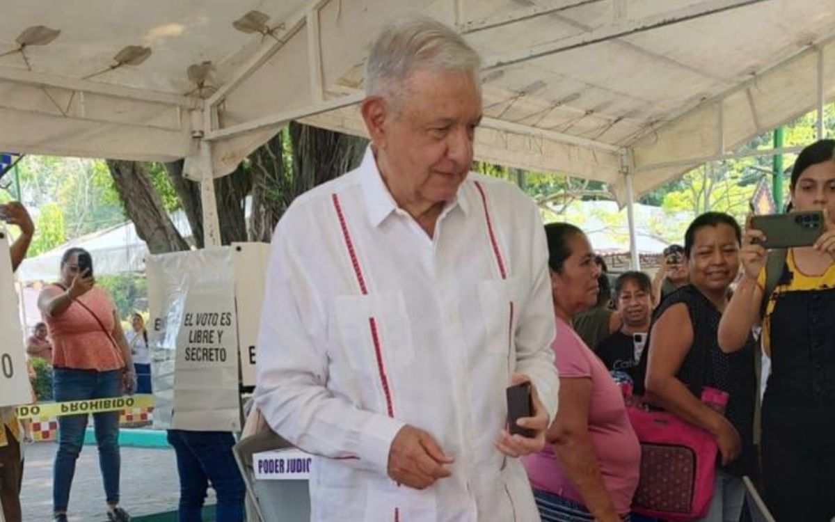 AMLO reaparece tras 8 meses y vota en elección judicial