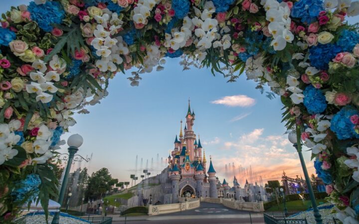 Boda-falsa-que-involucraba-una-nina-Disney-Paris-termina-con-4-detenciones-21062025-720x450