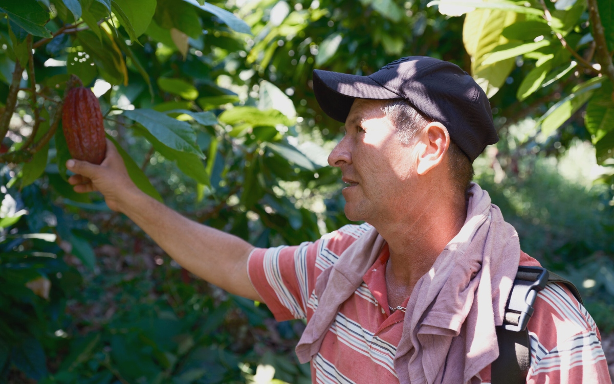 Euperfadis Cardenas Vargas, en su finca de dos hectáreas de cacao. Foto: © Víctor Raison.