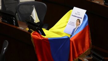 Fiscalía de Colombia investiga si participaron elementos de seguridad en el ataque a Uribe