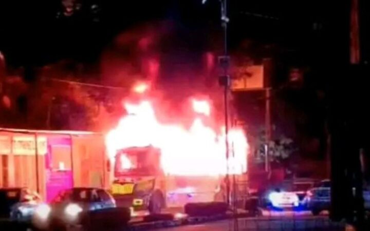 Acapulco: incendian autobús con cinco personas dentro Acapulco: incendian autobús con cinco personas dentro