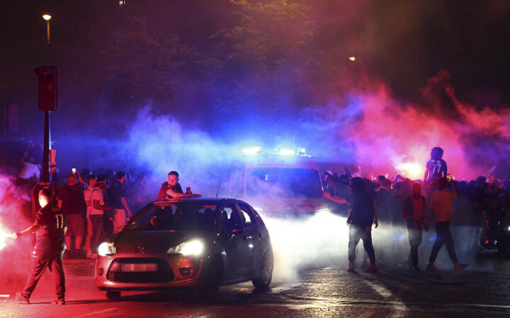 Dos muertos y 200 heridos empañan las celebraciones del PSG, que será recibido por Macron Dos muertos y 200 heridos empañan las celebraciones del PSG, que será recibido por Macron