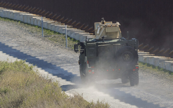 Soldados de EU detienen por primera vez a migrantes en la franja militar de la frontera con México Soldados de EU detienen por primera vez a migrantes en la franja militar de la frontera con México