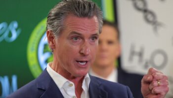 Newsom: Trump está 'destruyendo' la democracia de EU