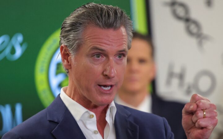 Newsom: Trump está 'destruyendo' la democracia de EU Newsom: Trump está 'destruyendo' la democracia de EU