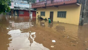 Huracán Erick desborda el río Los Perros en Juchitán, Oaxaca