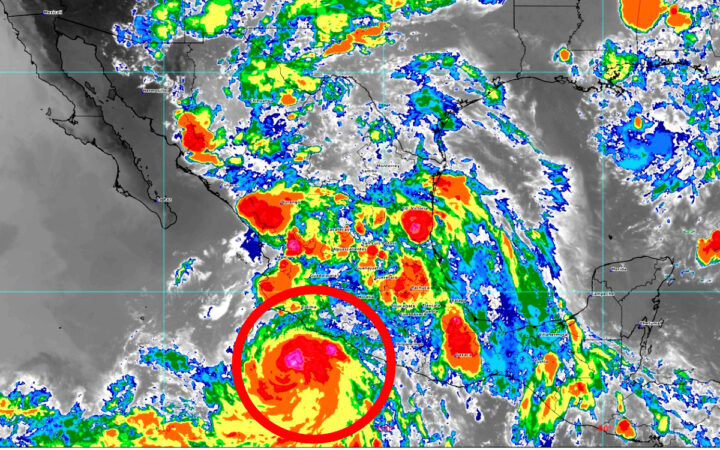 Flossie se convierte en huracán frente a Michoacán