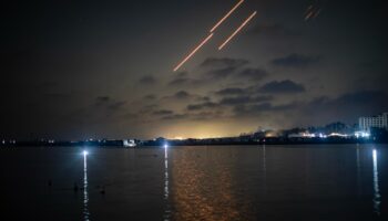 Defensas aéreas en Teherán son activadas para interceptar proyectiles israelíes